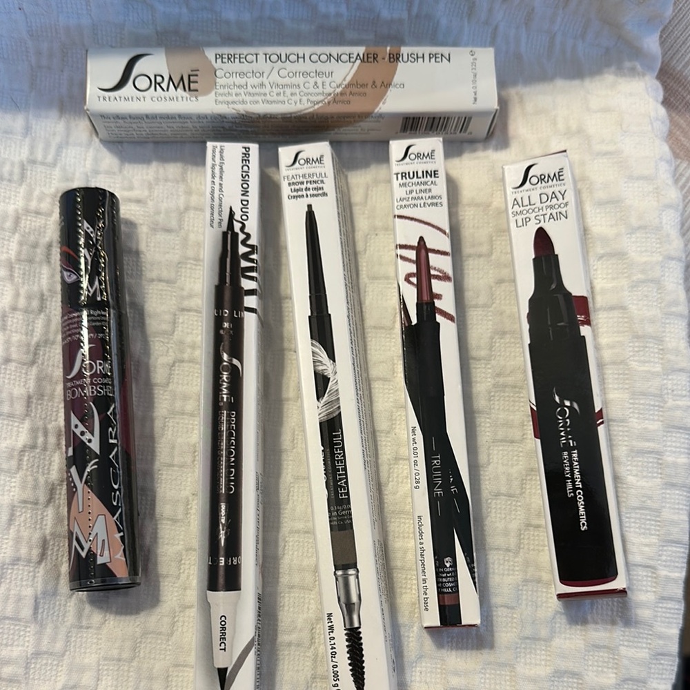Sorme Makeup Set with Black and Red Accents